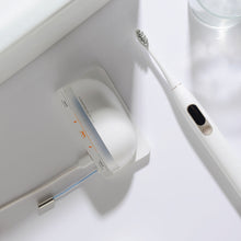 Завантажте зображення в засіб перегляду галереї, Дезінфікуючий пристрій для зубних щіток Oclean S1 УФ білий із зубною щіткою
